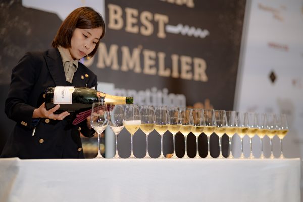 Trâm đang làm phần thi trong cuộc thi Vietnam Best Sommelier 2024