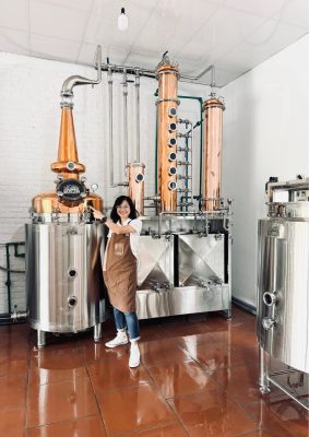 Chị Phoebe Trần và lò chưng cất Rượu Làng